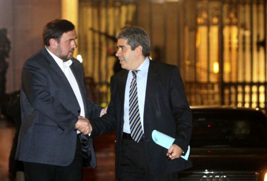 Oriol Junqueras i Francesc Homs s'acomiaden després de tancar l'acord ahir a la nit / C. Atset